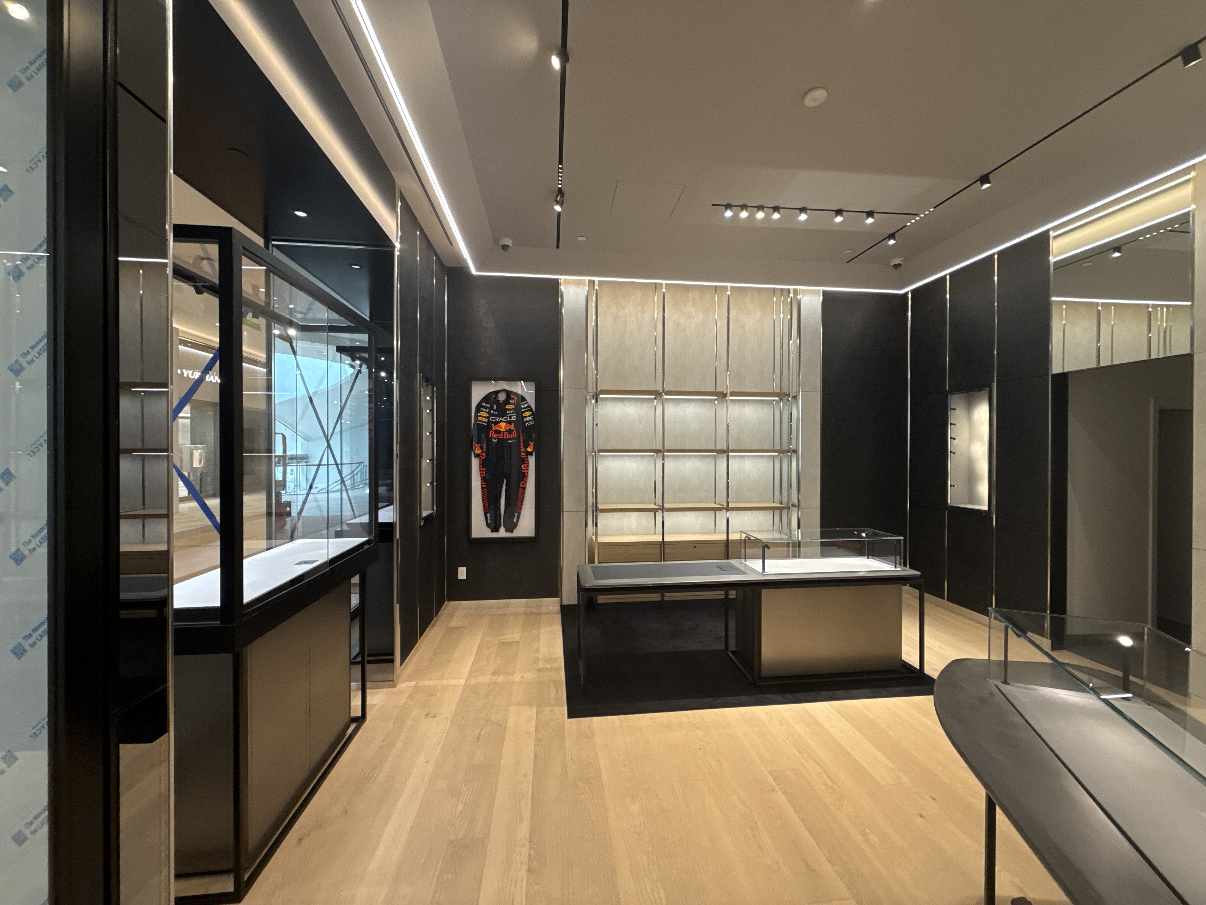 TAG Heuer at Oakridge Park · Boutique interior and perimeter ceiling lighting